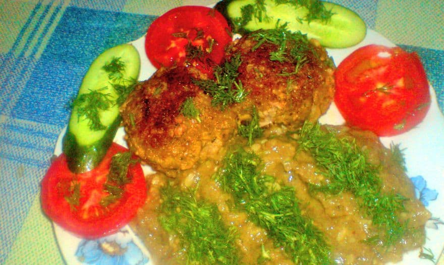 Рубленое мясо с сыром  и закуской из овощей