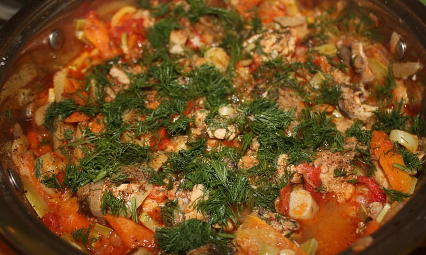 Рыба, тушеная с овощами