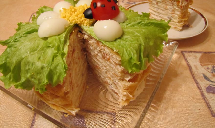 Блинный пирог со сливочным сыром, форелью и салатом из руколы