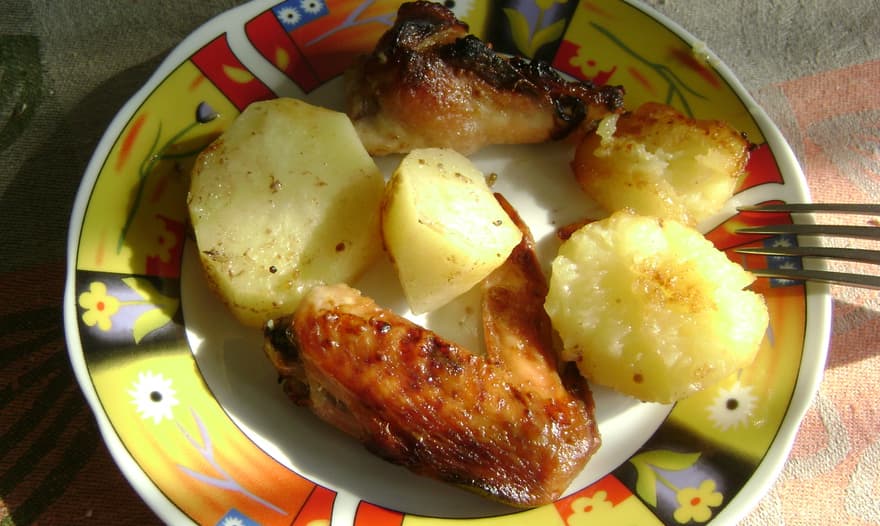 Куриные крылышки с картошкой на ужин