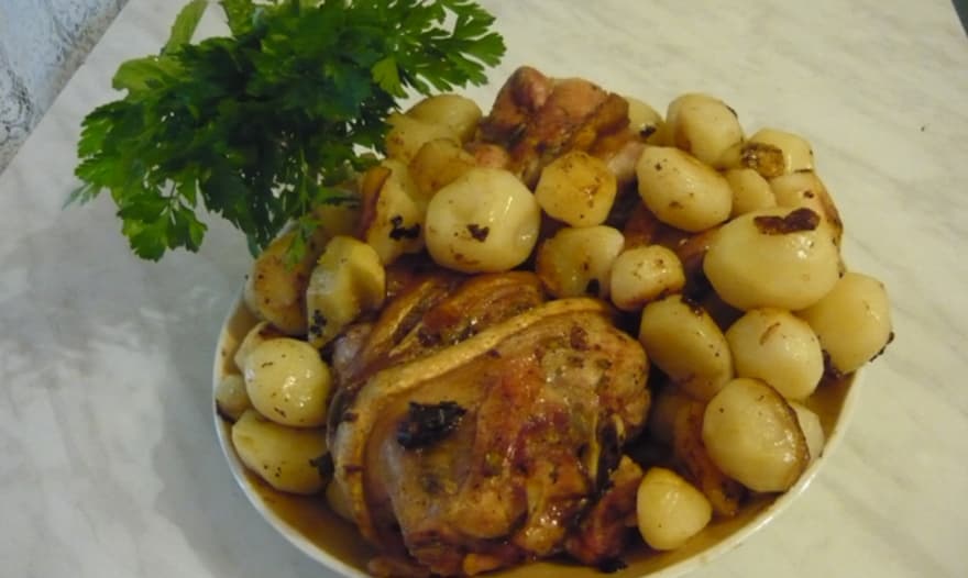 Свиная рулька, запеченная с картофелем 