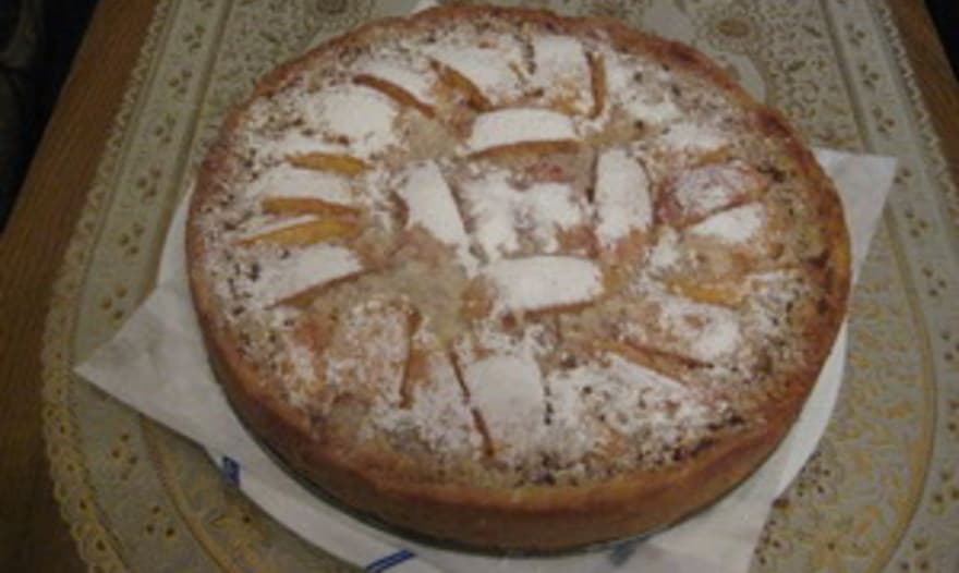 Миндальный пирог с персиками