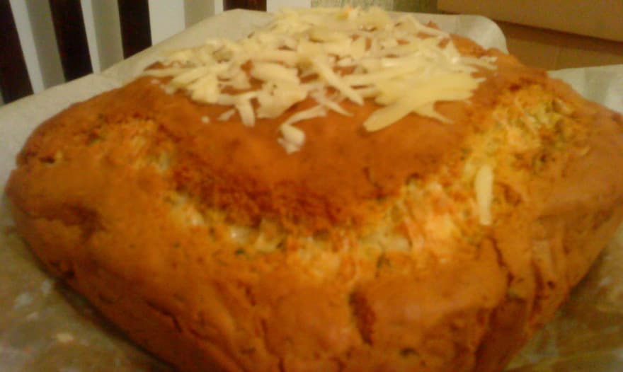 Кукурузный хлеб с сыром и перцем чили