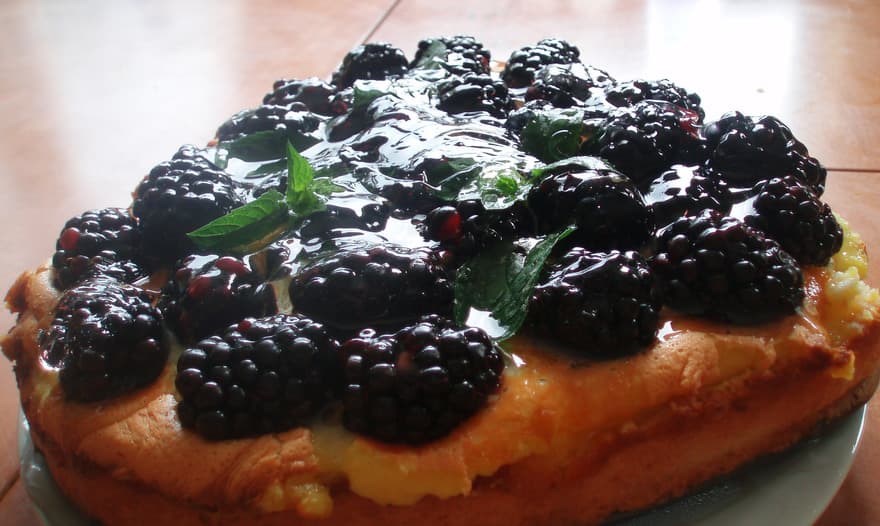Пирог с ежевикой и мятой
