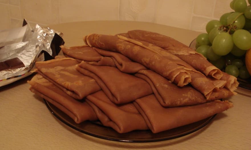 Блины с какао и шоколадной начинкой