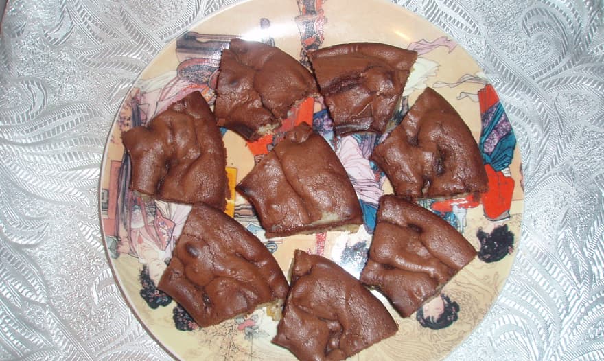 Шоколадное пирожное с бананами