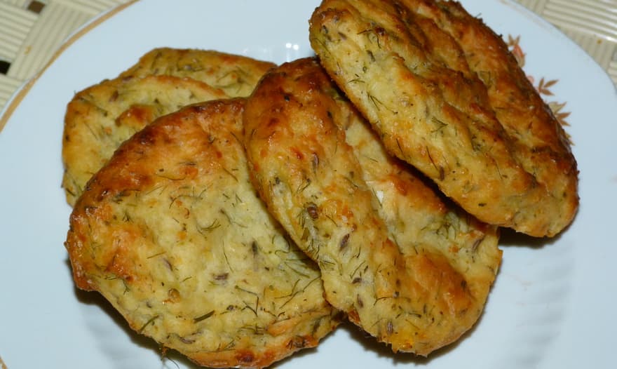 Лепешки картофельно-творожные с тмином и травами