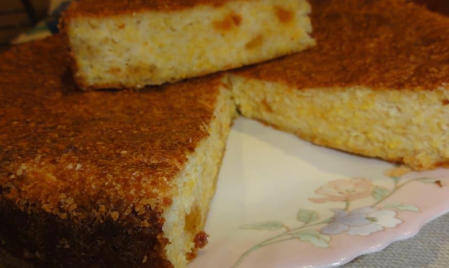 АЛЕВИНЧ (творожно - кукурузная запеканка со сметаной и тертой  земляникой с сахаром)
