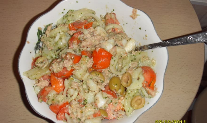 Теплый салат с картофелем и тунцом