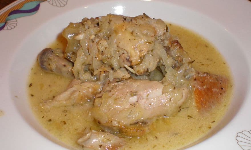Курица, тушенная с большим количеством лука (повтор)