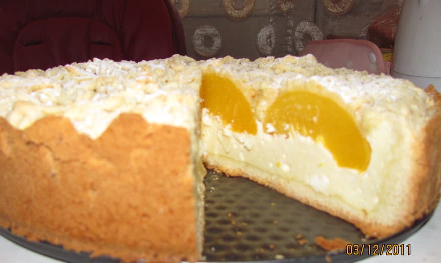 Творожный пирог с персиками