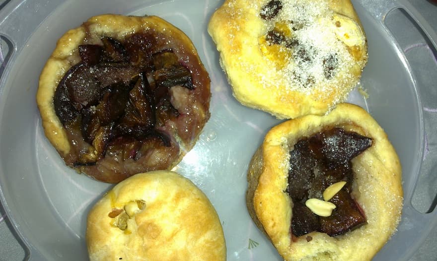 Булочки с мандарином и финиками