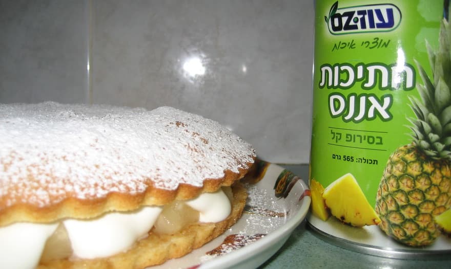 Пирог с персиками и взбитыми сливками