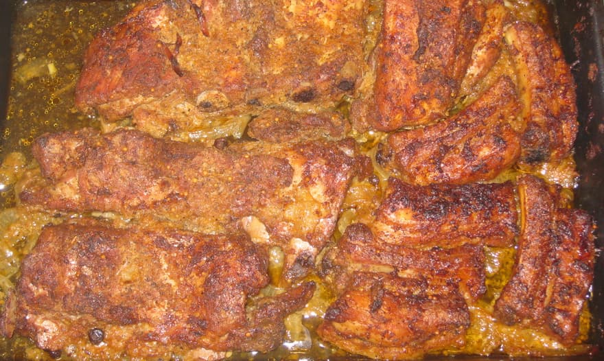 Свиные ребрышки в чесночно-луковом маринаде с карамельным соусом