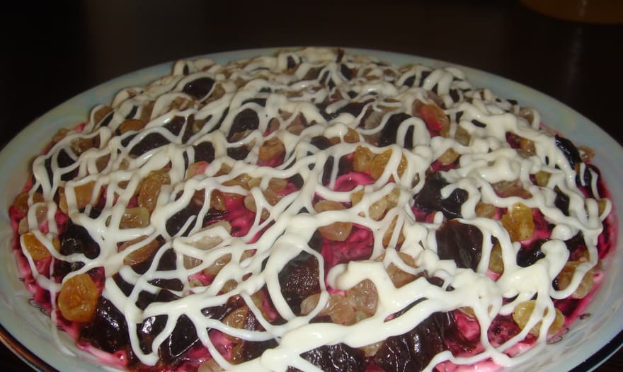 Салат с черносливом и изюмом
