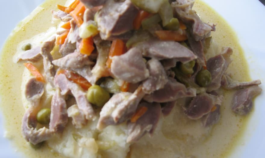 Куриные желудочки в сметанном соусе с маринованным огурчиком