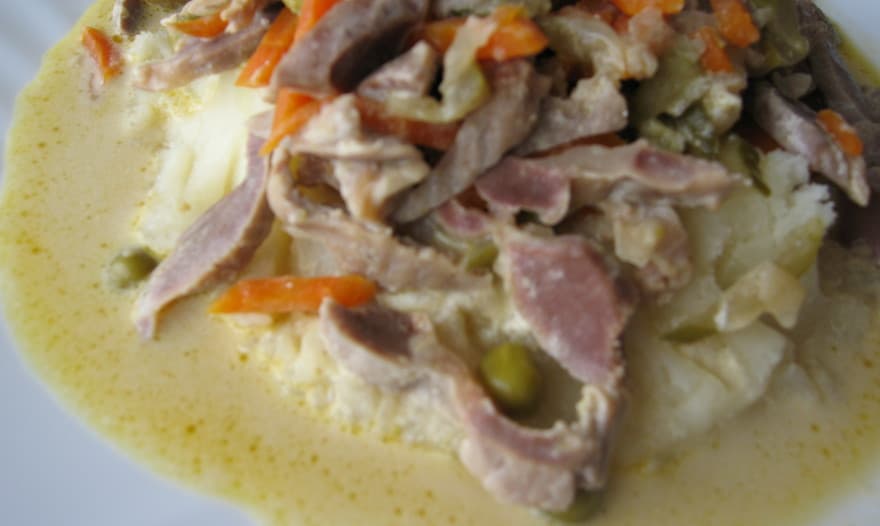 Куриные желудочки в сметанном соусе с маринованным огурчиком