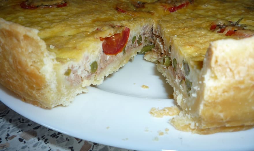Киш с фасолью и тунцом  
