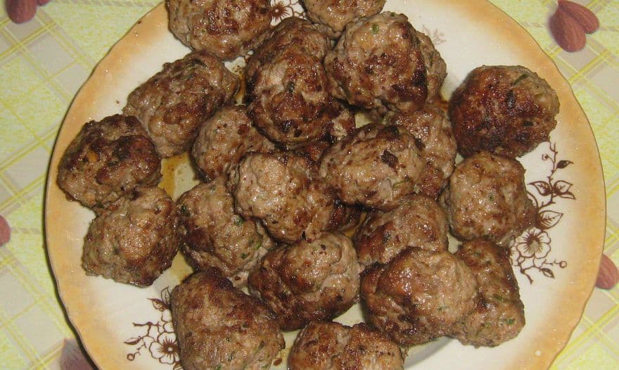 Шарики из свинины с травами и орешками