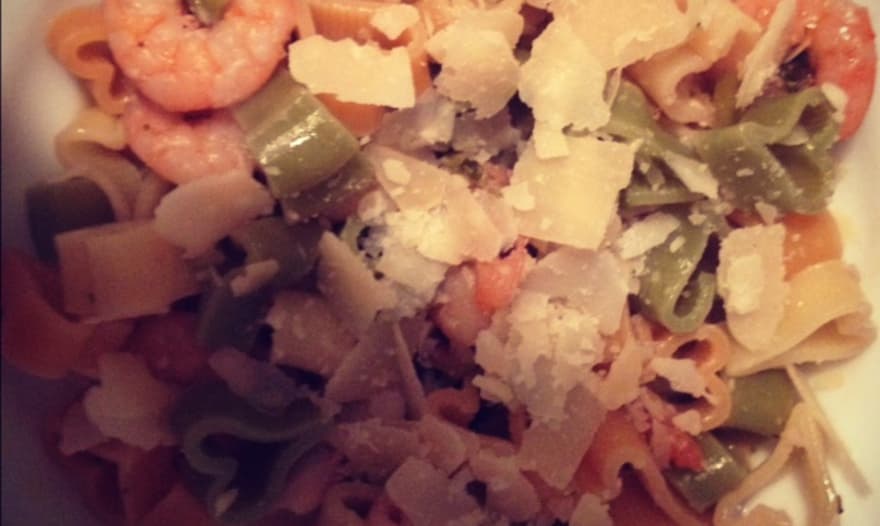 Цветная паста с креветками, кальмаром, спаржей и кокосовым молоком