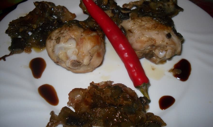 Курица в грибном соусе с луком и беконом