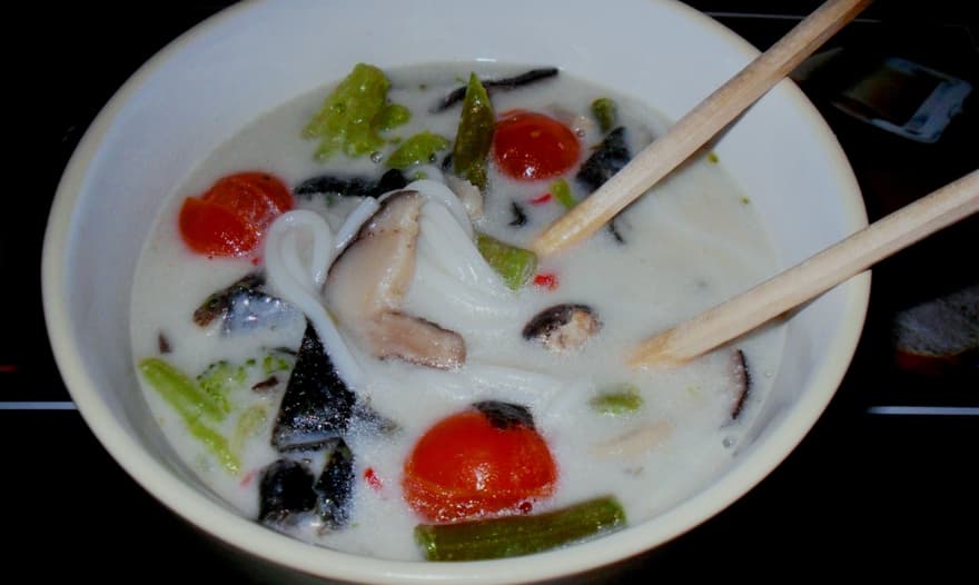 Тайский суп с кокосовым молоком и рисовой лапшой