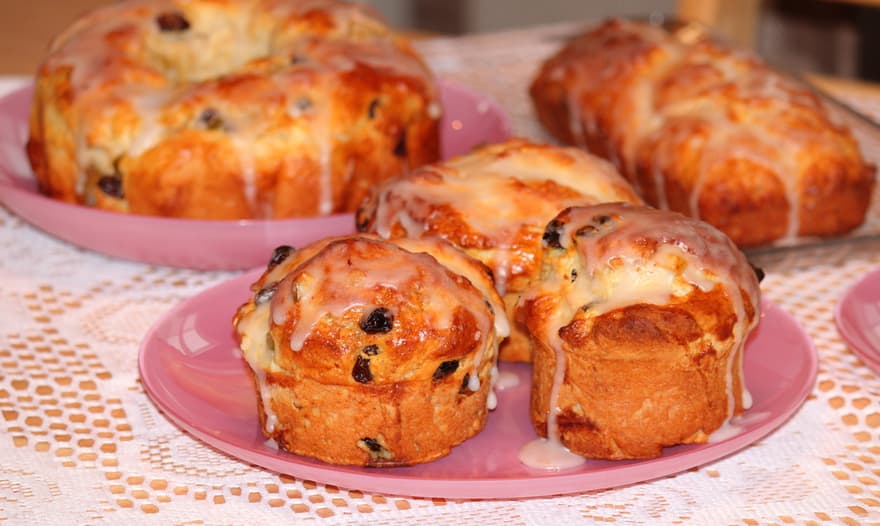 Куличи с цукатами и изюмом