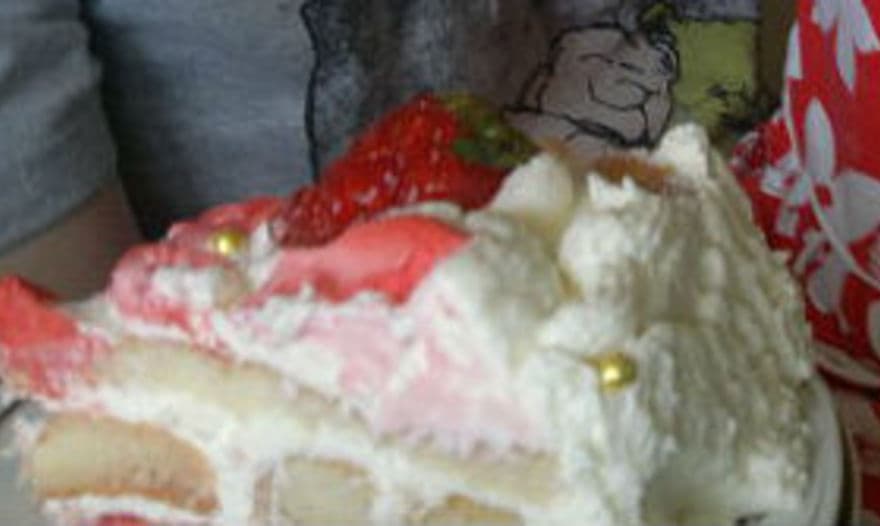 Торт «Нежный» с крем-чизом и клубникой