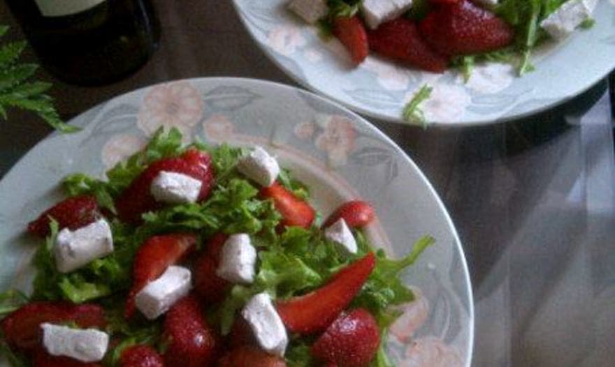 Салат из руколы и клубники с козьим сыром