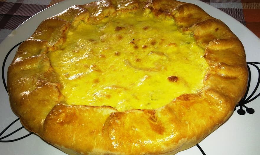 Пирог с курицей и сырной заливкой