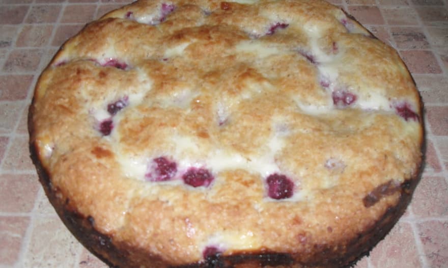 Шоколадный пирог с творогом и малиной