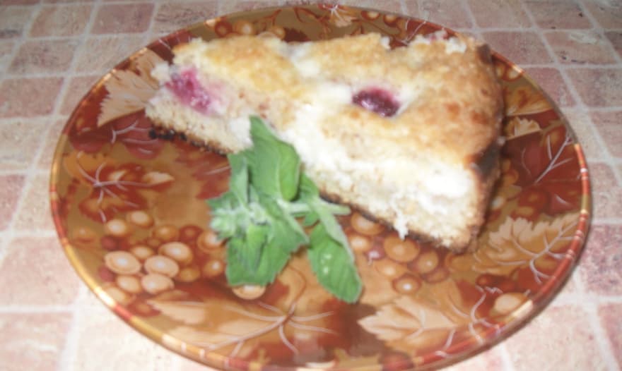 Шоколадный пирог с творогом и малиной