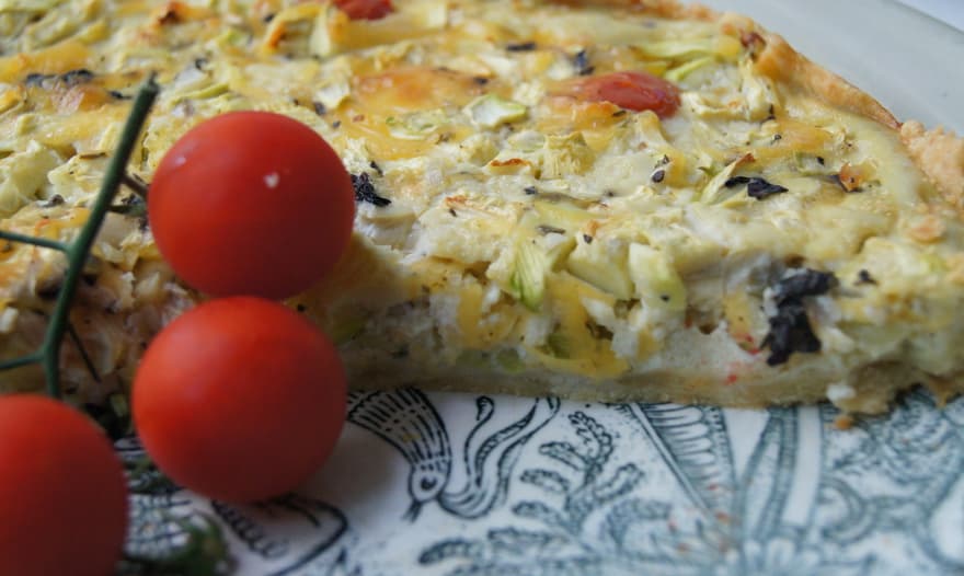 Киш с кабачками и маслинами