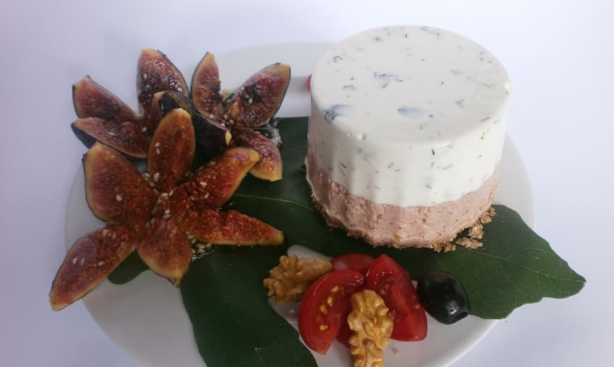 Мусс "Два вкуса" из творога и ветчины с инжиром