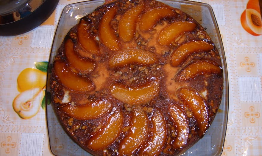Пирог-перевертыш с грушами и орехами