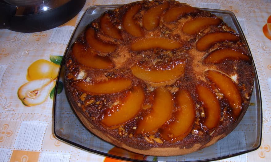 Пирог-перевертыш с грушами и орехами