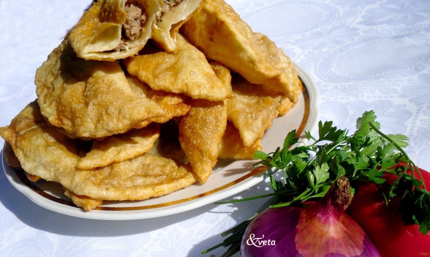 Чебуреки на минералке с пикантной начинкой
