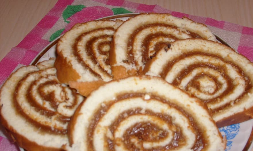 Рулет с яблочным джемом
