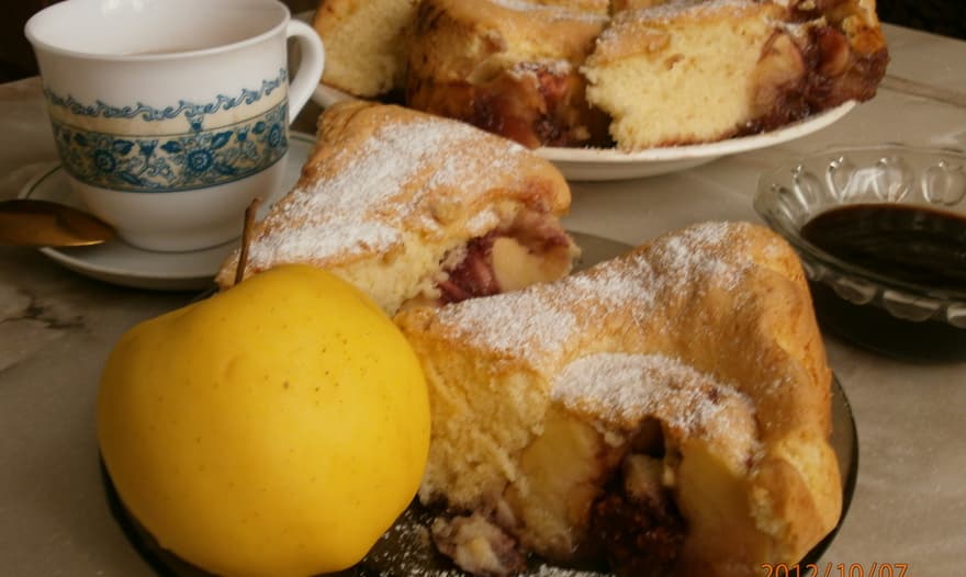 Бисквит с яблоками