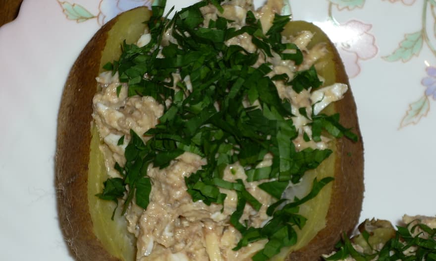 Картофель, запеченный с начинкой из сардины