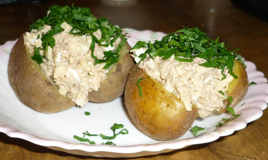 Картофель, запеченный с начинкой из сардины