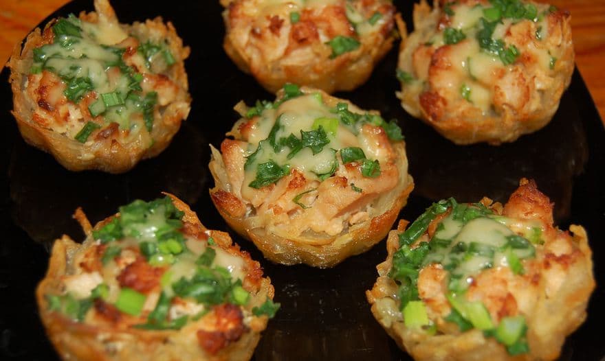 Тарталетки из картофеля с куриным филе под чесночно-сырным соусом