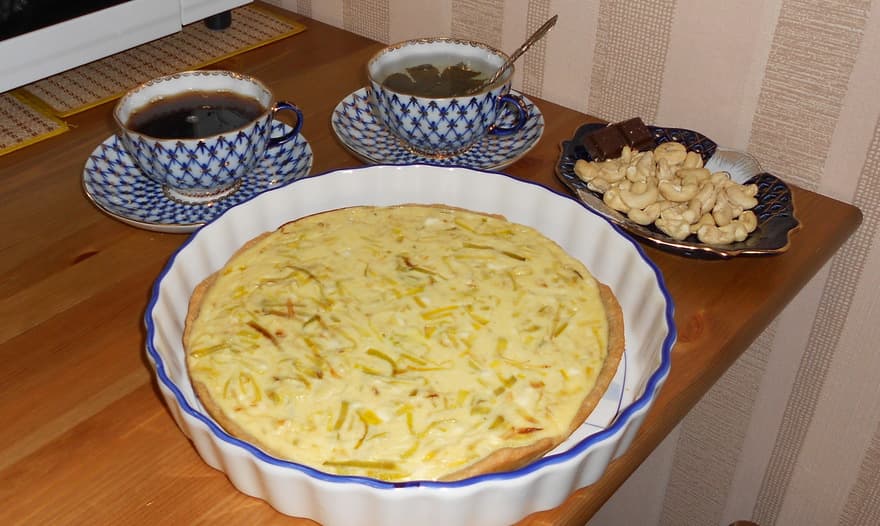 Пирог с творогом, брынзой и луком-пореем 