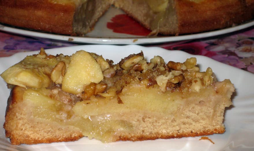 Яблочный пирог с грецкими орехами