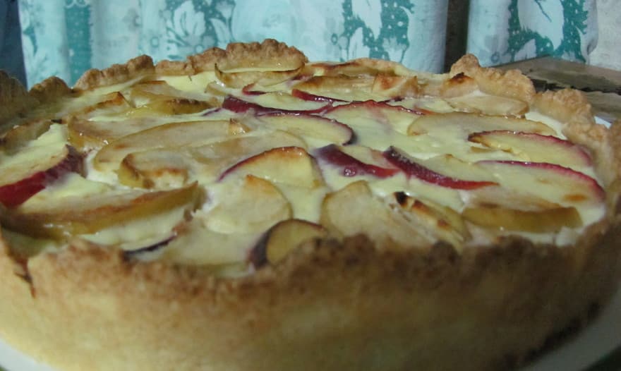 Немецкий яблочный пирог с йогуртом и миндальными лепестками