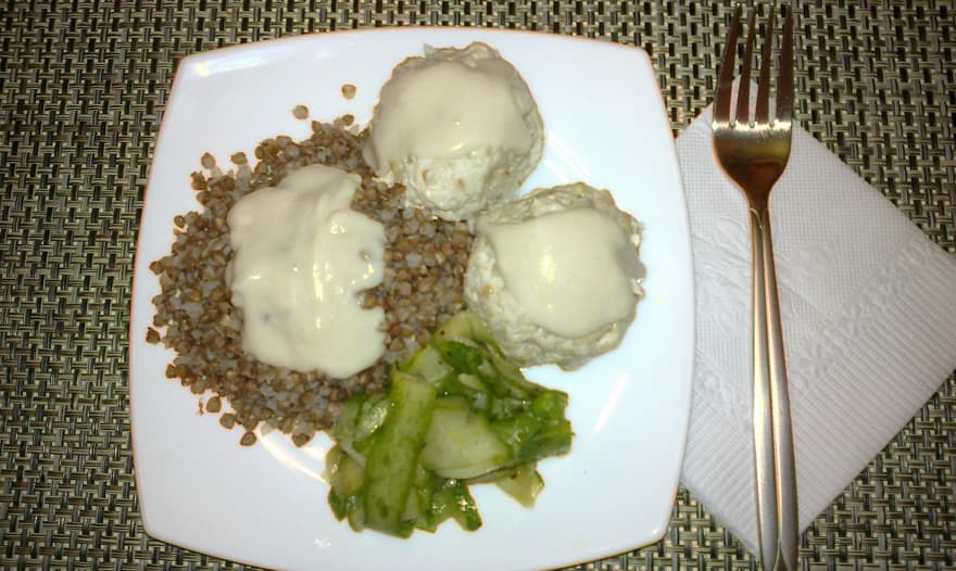 Куриные котлетки с белым соусом и гречкой на пару
