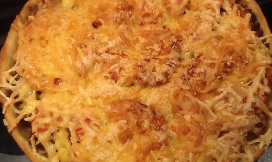 Деревенский пирог из картофельного теста с мясом и овощами