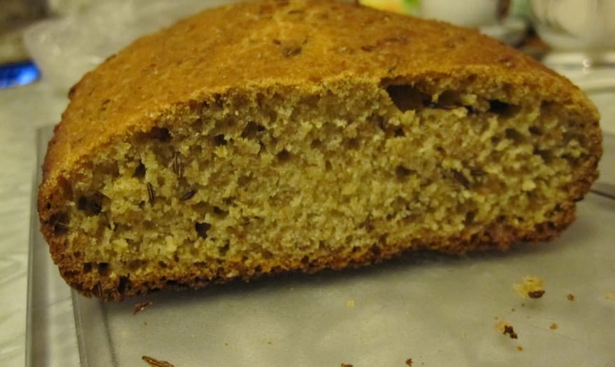 Кукурузный хлеб с тмином и отрубями