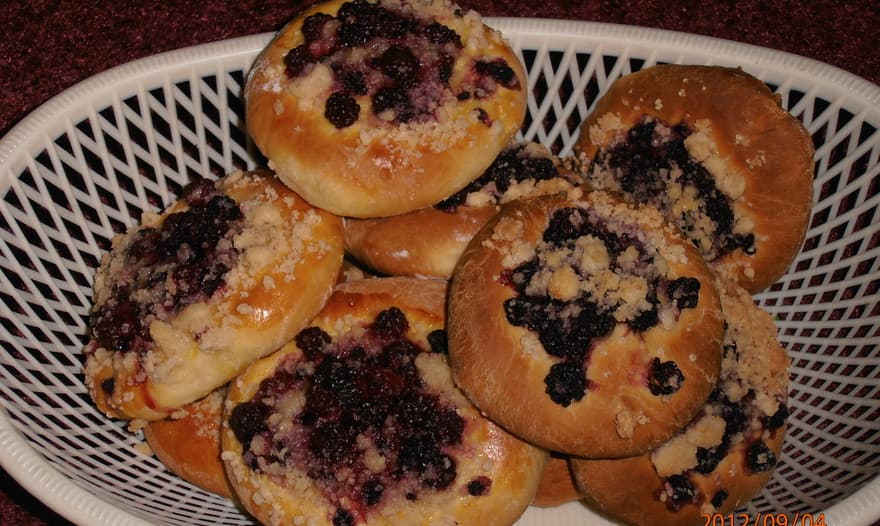 Булочки с ягодами (мягкие внутри и хрустящие снаружи)