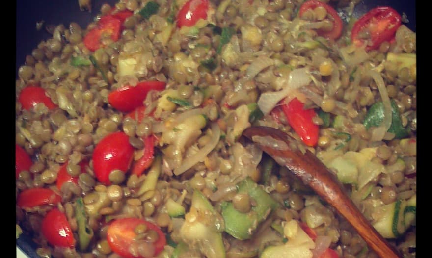 Теплый салат из чечевицы, кабачка и сладкого перца